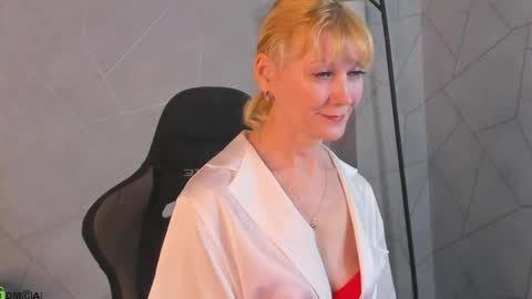 Snapshot of julie_lucasss chatting on 04/21/26, 01:42 Julie Lucasss online show from 04/21/26, 01:42