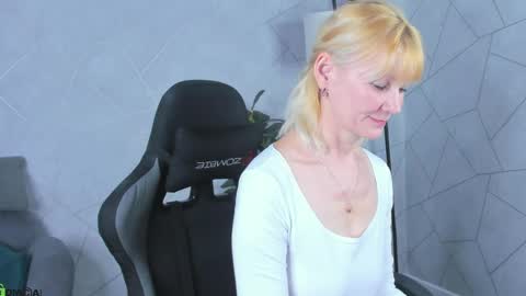Snapshot of julie_lucasss chatting on 04/23/26, 12:45 Julie Lucasss online show from 04/23/26, 12:45