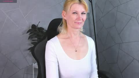 Snapshot of julie_lucasss chatting on 04/29/26, 12:27 Julie Lucasss online show from 04/29/26, 12:27