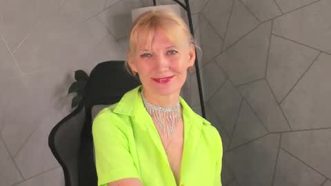 Snapshot of julie_lucasss chatting on 05/06/26, 12:30 Julie Lucasss online show from 05/06/26, 12:30