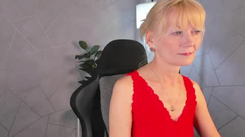 Snapshot of julie_lucasss chatting on 05/14/26, 12:06 Julie Lucasss online show from 05/14/26, 12:06