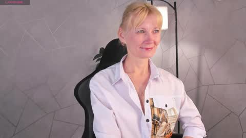 Snapshot of julie_lucasss chatting on 05/15/26, 12:17 Julie Lucasss online show from 05/15/26, 12:17