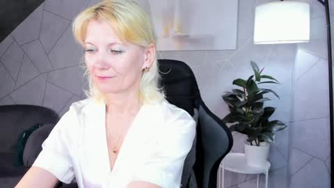 Snapshot of julie_lucasss chatting on 06/04/26, 12:16 Julie Lucasss online show from 06/04/26, 12:16