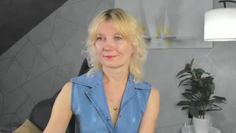 Julie Lucasss online show from 06/25/26, 12:21