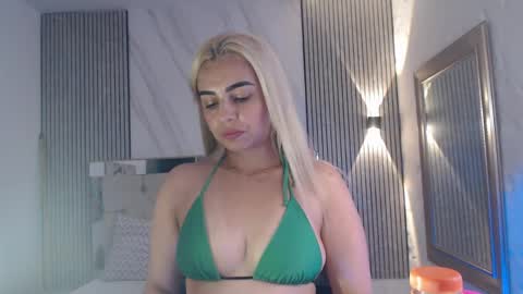 julieta__fox_ online show from 06/05/26, 06:35