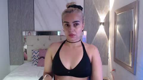 julieta__fox_ online show from 06/12/26, 07:02