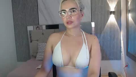 julieta__fox_ online show from 07/28/26, 04:39