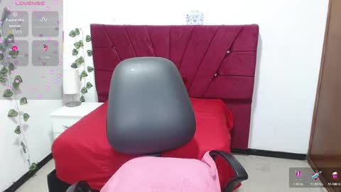 julieta_curvy69 online show from 09/19/25, 12:17