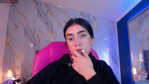 Snapshot of julieta_de_los_angeles chatting on 02/05/25, 09:46 Julieta online show from 02/05/25, 09:46