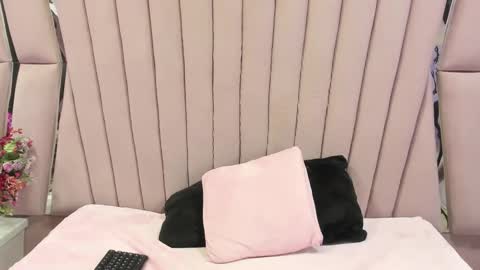 Snapshot of julieta_diamond chatting on 12/15/25, 11:53 Julieta online show from 12/15/25, 11:53