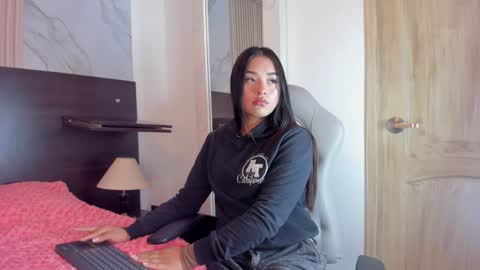 Snapshot of julieta_parker_ chatting on 02/08/25, 12:06 Julieta online show from 02/08/25, 12:06