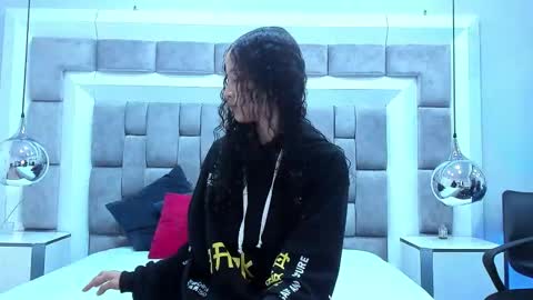 Hi guys It is a pleasure to have you here I am Julieta  online show from 09/20/25, 11:55