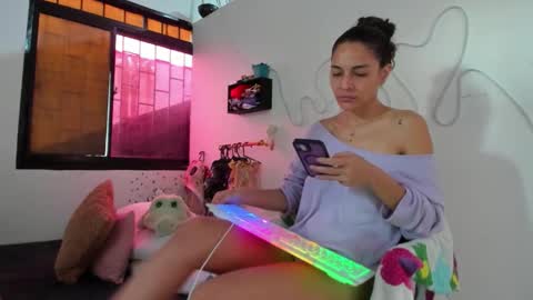 Snapshot of juliette_sweet05 chatting on 10/15/25, 02:50 juliette online show from 10/15/25, 02:50