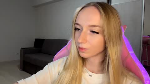 Snapshot of julissariecke chatting on 11/08/25, 03:34 Sofie online show from 11/08/25, 03:34