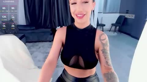 Snapshot of julya_hott chatting on 01/17/25, 08:33 julya online show from 01/17/25, 08:33