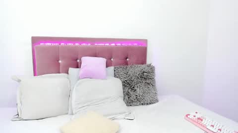 Snapshot of just_isa chatting on 12/20/24, 04:57  Isa y Luci  online show from 12/20/24, 04:57