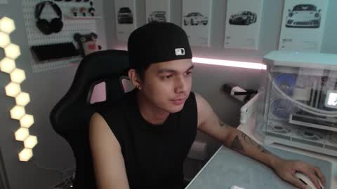 Snapshot of justagamerxxx chatting on 11/16/25, 10:43 Rhys online show from 11/16/25, 10:43