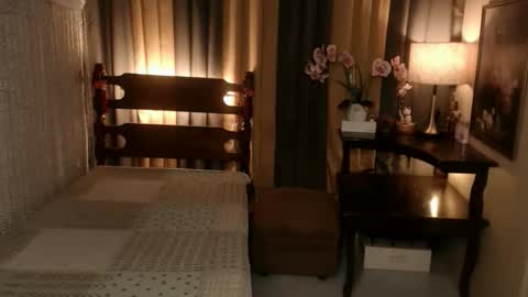 Snapshot of justine_hunk chatting on 12/16/25, 02:05 justine_hunk online show from 12/16/25, 02:05