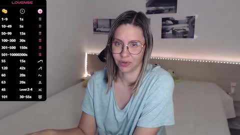 Julie online show from 10/10/25, 04:06