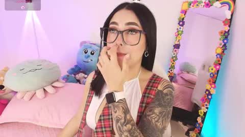 Snapshot of justonecute chatting on 11/30/25, 03:32 Emy online show from 11/30/25, 03:32