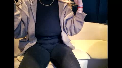 Ana online show from 09/30/25, 05:01