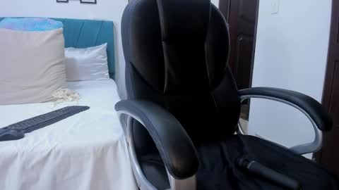 Snapshot of kam_lopez chatting on 10/25/25, 11:10 Kamilalopez online show from 10/25/25, 11:10