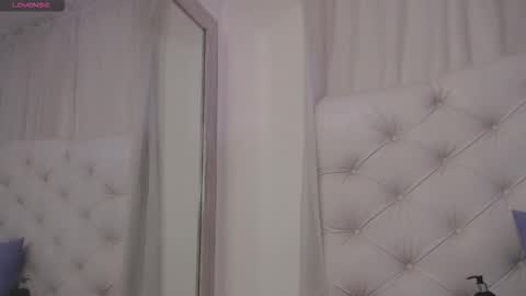 Snapshot of kamila_arias chatting on 10/17/25, 02:08    online show from 10/17/25, 02:08