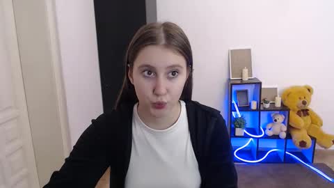 kamilla_love_ online show from 11/15/25, 12:34