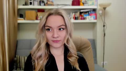 Snapshot of kara_smith_ chatting on 11/02/25, 11:40 Kara. Off from 15th till 24th of December online show from 11/02/25, 11:40