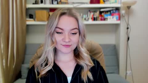 Snapshot of kara_smith_ chatting on 11/08/25, 12:44 Kara. Off from 15th till 24th of December online show from 11/08/25, 12:44