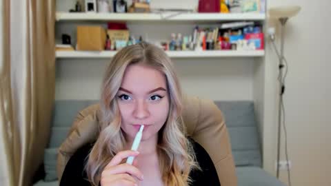 Snapshot of kara_smith_ chatting on 11/14/25, 01:26 Kara. Off from 15th till 24th of December online show from 11/14/25, 01:26