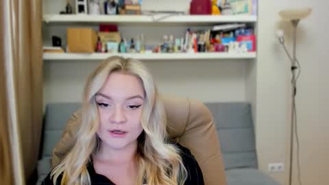 Snapshot of kara_smith_ chatting on 12/04/25, 11:02 Kara. Off from 15th till 24th of December online show from 12/04/25, 11:02