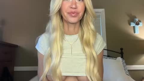 Snapshot of karabearr chatting on 10/12/25, 08:52 kara online show from 10/12/25, 08:52