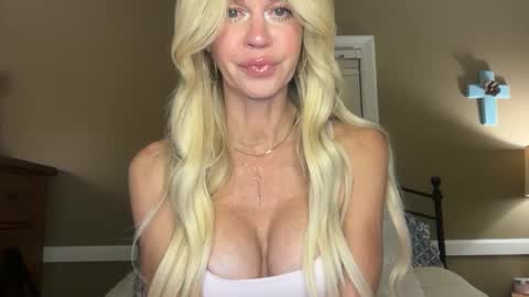 Snapshot of karabearr chatting on 10/17/25, 12:36 kara online show from 10/17/25, 12:36