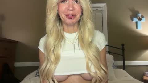 Snapshot of karabearr chatting on 10/19/25, 02:34 kara online show from 10/19/25, 02:34