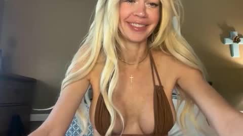 Snapshot of karabearr chatting on 10/19/25, 03:12 kara online show from 10/19/25, 03:12