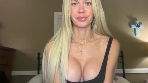 Snapshot of karabearr chatting on 10/26/25, 10:04 kara online show from 10/26/25, 10:04