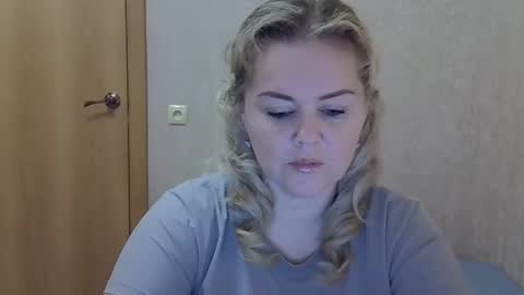 Snapshot of karennelsonx chatting on 11/25/25, 12:27 karennelsonx online show from 11/25/25, 12:27