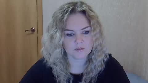 Snapshot of karennelsonx chatting on 11/27/25, 01:13 karennelsonx online show from 11/27/25, 01:13