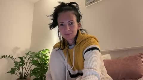 Snapshot of karinablair chatting on 12/13/24, 10:55 Karina online show from 12/13/24, 10:55