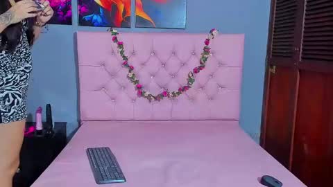 Snapshot of karinatompson chatting on 11/25/25, 08:31 karinatompson online show from 11/25/25, 08:31