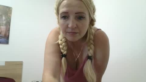 Snapshot of karisha_hot chatting on 10/24/25, 08:33 Karisha hot online show from 10/24/25, 08:33