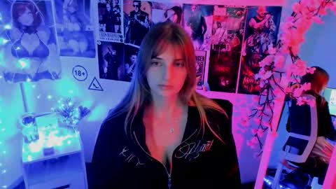 Snapshot of karla_flower chatting on 11/14/25, 03:33 Karla online show from 11/14/25, 03:33