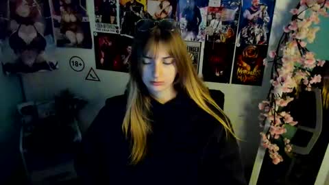 Snapshot of karla_flower chatting on 11/29/25, 01:25 Karla online show from 11/29/25, 01:25