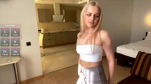 Olivia online show from 10/04/25, 07:06