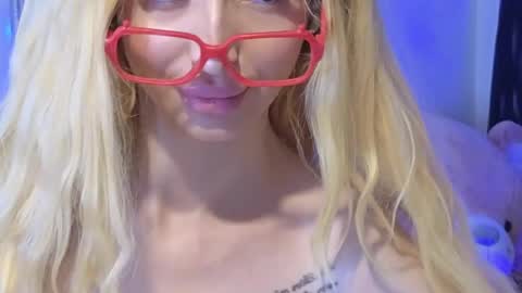 Snapshot of karmaarms chatting on 03/12/26, 01:39 Julia online show from 03/12/26, 01:39