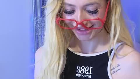 Snapshot of karmaarms chatting on 03/20/26, 01:05 Julia online show from 03/20/26, 01:05