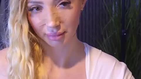 Julia online show from 06/28/26, 07:42