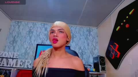 Snapshot of karol_vanessa__ chatting on 05/18/26, 12:00 karol Vanessa online show from 05/18/26, 12:00