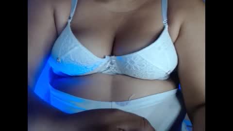 Snapshot of karolbb21 chatting on 12/14/25, 10:20 karolbb21 online show from 12/14/25, 10:20